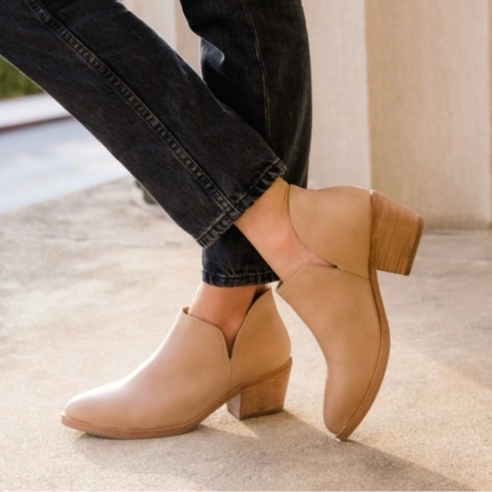 Nisolo Mia Everyday Ankle Bootie in the Almond colorway size 8